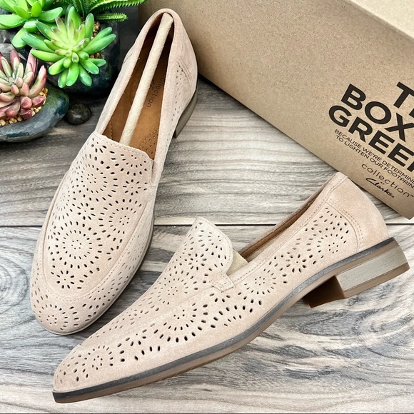 NIB Clarks Trish Calla Sand Suede Smoking Loafer Flats Perforated 8M 39 - Picture 1 of 12